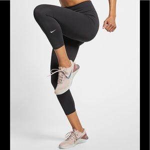 Nike One Women's Mid-Rise Crops